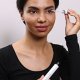 Eine Frau trägt Mascara mit einem Pinsel auf und betont so ihre Wimpern für einen polierten und eleganten Look.