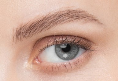Nahaufnahme eines Auges mit langen Wimpern