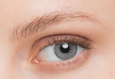 Nahaufnahme eines Auges mit kurzen Wimpern