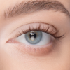 Blaue Augen und kokette Wimpern